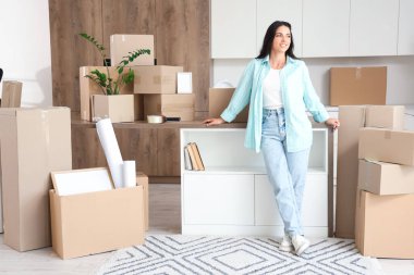 Taşındığı gün mutfakta karton kutuları olan güzel bir kadın.