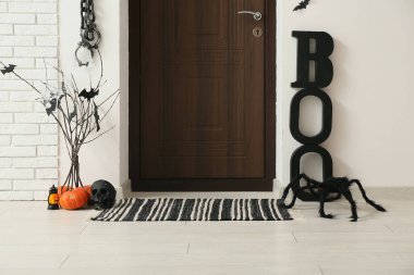 Cadılar Bayramı için salon kapısı ve örümceklerle süslenmiş.