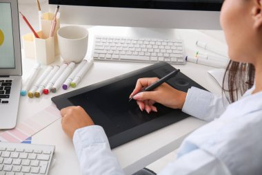 Ofiste tabletle çalışan kadın grafik tasarımcısı, yakın plan