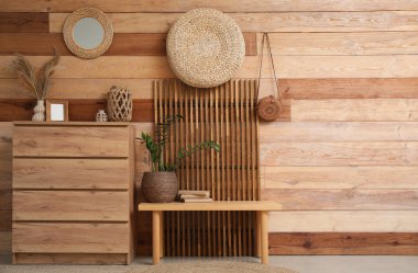 Çekmece, bank ve ekran Odanın ahşap duvarı yanında