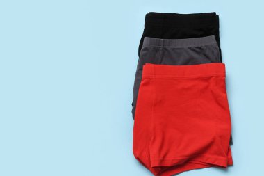 Mavi arka planda şık erkek şortları