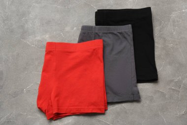 Gri grunge arka planda şık erkek mayoları