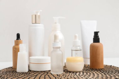 Hafif arkaplanda çeşitli kozmetik ürünler