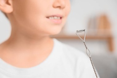 Logopedik sonda ve konuşma terapistinin ofisindeki küçük çocuk, yakın plan.