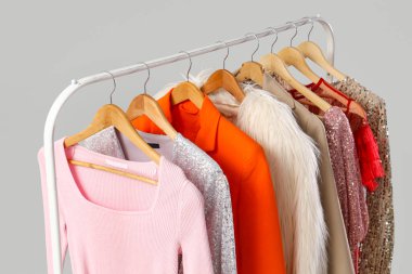 Gri arka planda şık kadın kıyafetleri, yakın plan.