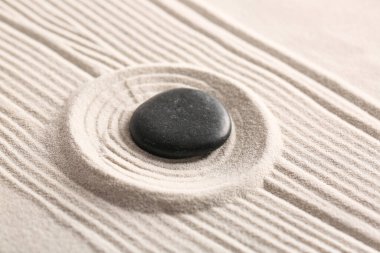 Açık kumdaki siyah taş desenli. Zen kavramı