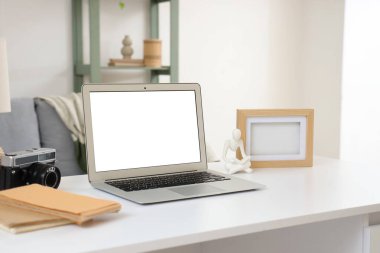 Oturma odasında çerçeveli boş bir laptop, yakın plan.