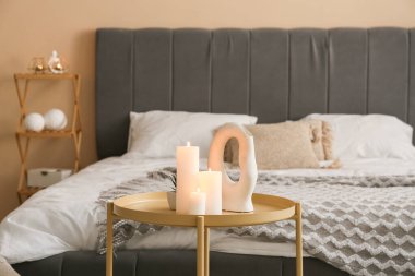 Yatak odasının içinde mum yakmak.