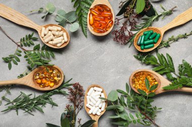 Farklı haplardan yapılmış çerçeve ve grunge arka planda taze otlar