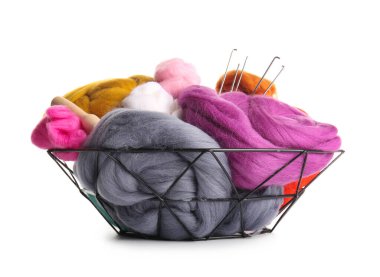 Kesecek renkli yün sepet ve beyaz arka planda iğneler