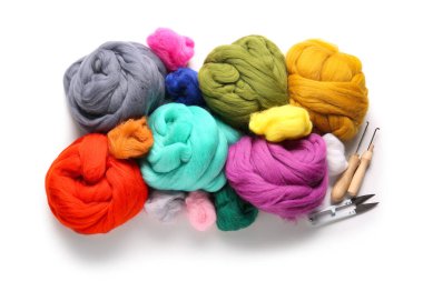 Beyaz arka planda kesme, iğneler ve iplik kesici için farklı yün yığınları