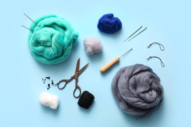 Renk arkaplanında hissetme için yün ve araçlarla kompozisyon