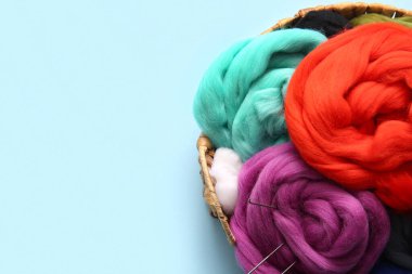 Renk arkaplanındaki iğneler için yün tepsi