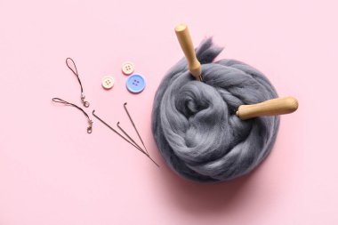 Pembe arka planda hissetme için yün ve araçlarla kompozisyon