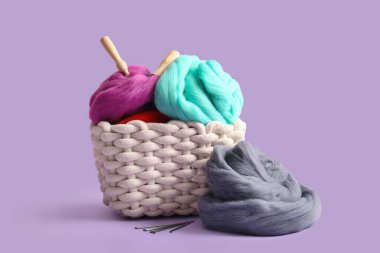 Yün kaplama sepet ve eflatun kaplama iğneler
