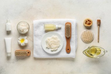 Doğal vücut fırçası, kozmetik ürünler ve hafif arka planda banyo malzemeleri ile kompozisyon