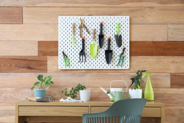 Bahçe aletleri, işyeri ve tahtalı atölyenin içi