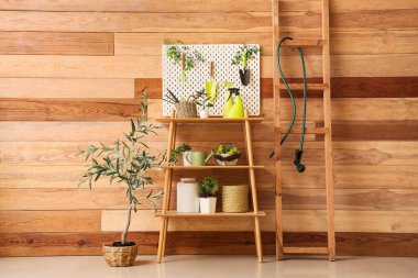 Bahçe aletleri, tahta ve raf üniteli atölyenin içi