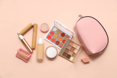 Pembe arka planda kozmetik ve kozmetik çanta seti