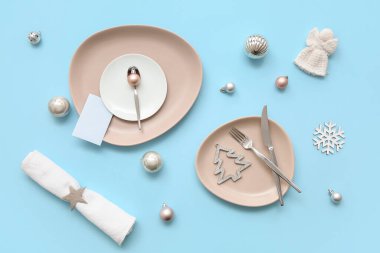 Mavi arka planda Noel süslemeleri olan güzel bir masa.