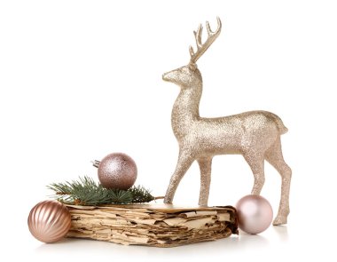 Eski kitap, güzel Noel baloları ve beyaz arka planda dekoratif ren geyiği.