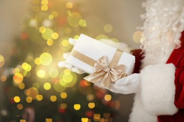 Noel Baba 'nın hediye kutusu bulanık arka planda, yakın plan.