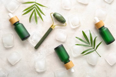 Açık arkaplanda buz küpleri olan taş yüzlü masaj silindiri.