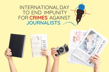 Sarı arka planda gazete, defter ve fotoğraf makinesi olan eller. Gazetecilere Karşı İşlenen Suçlar İçin Uluslararası Ceza Gününün Posteri 
