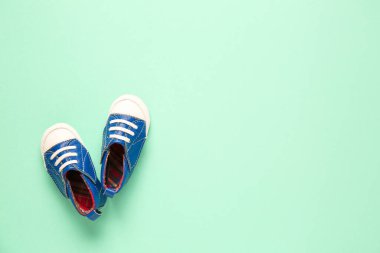 Turkuaz arka planda şık bebek ayakkabıları