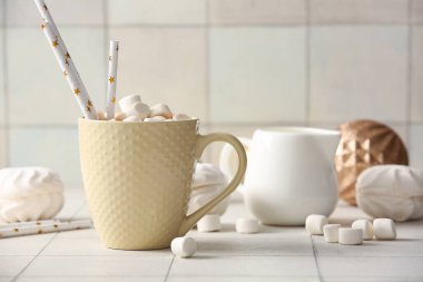 Beyaz fayanslı kremalı bir fincan sıcak kakao.