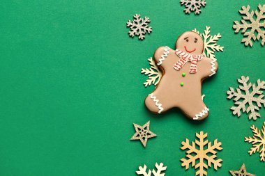 Noel kurabiyesi kar taneli ve yeşil arka planda yıldızlar