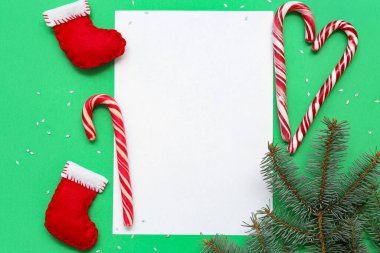 Yeşil arka planda boş Noel kartı olan güzel kompozisyon