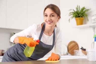 Mutfakta temizlik yapan kadın hademe.