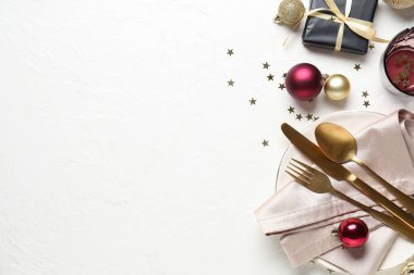 Noel yemeği için güzel bir masa. Beyaz grunge arka planda hediyeler ve dekorasyonlar.