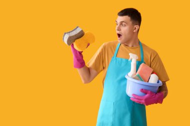 Sarı arka planda temizlik malzemesi olmasına şaşırdım.