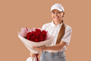 Kahverengi arka planda gül buketi olan kadın kurye.