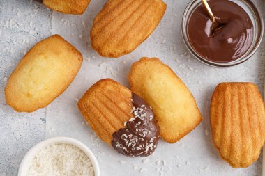 Çikolatalı, hindistan cevizli ve beyaz grunge arkaplanlı lezzetli kurabiyeler.