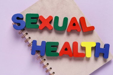 SEXUAL SAĞLIK ve eflatun arkaplan üzerine not defteri içeren mektuplar