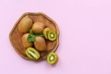 Tahta tahta, taze kivi ve nane arkaplanı leylak.