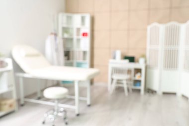 Kanepesi, katlanan ekranı ve doktorunun çalışma alanını bulanık görmek