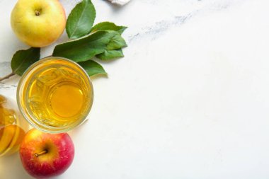 Meyveli kompozisyon ve mermer arka planda taze elma şarabı.