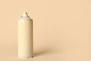 Bej arka planda sprey boya kutusu