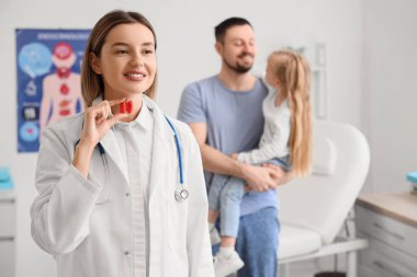 Tiroid bezi modeli olan kadın endokrinolog klinikte.