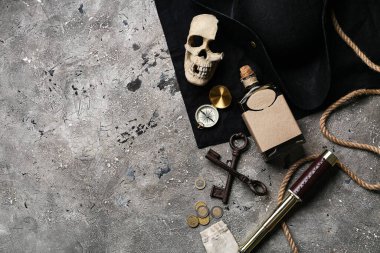 Grunge arkaplanındaki korsan ögeleri, üst görünüm