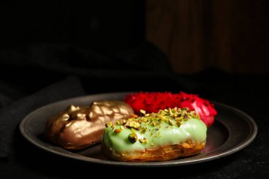 Koyu arkaplanda tatlı ekinler olan bir tabak.