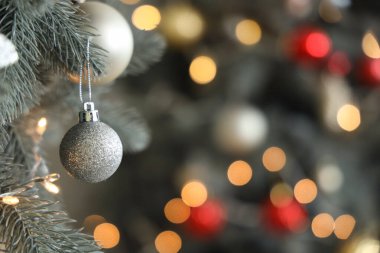 Toplarla süslenmiş güzel Noel ağacı, yakın plan.