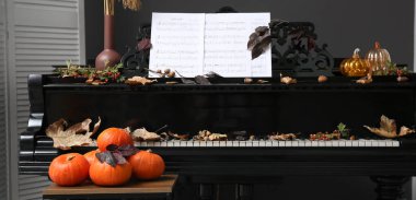 Sonbahar süslemeleri ve oda kağıtları olan büyük piyano.