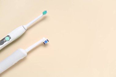Renkli arkaplanda elektrikli diş fırçaları.