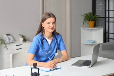 Ofisteki masada yazan güzel doktor.