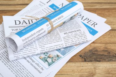 Ahşap arka planda günlük gazeteler